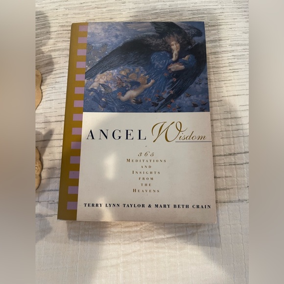 SELLING ALL 3 ANGELS STATUES & BOOK - Picture 4 of 12